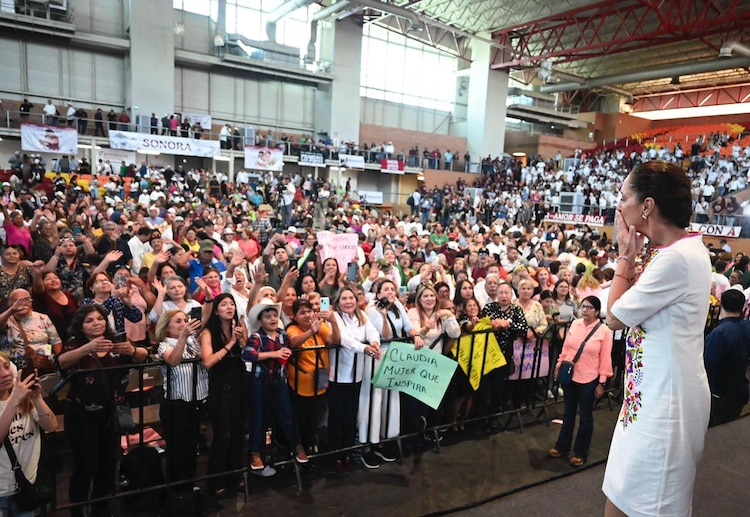 La Presidenta Claudia Sheinbaum encabeza la entrega de tarjetas de la Pensión Mujeres Bienestar en Cajeme, Sonora.