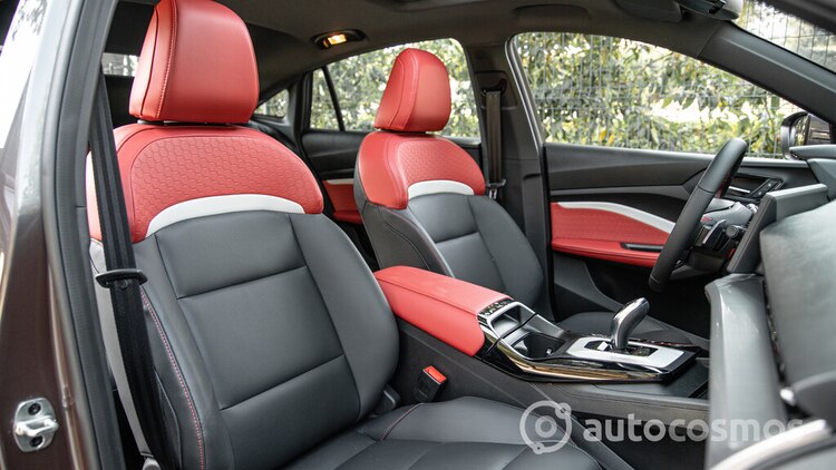 Asientos con vestiduras de piel sintética en dos tonos y volante multifunción.