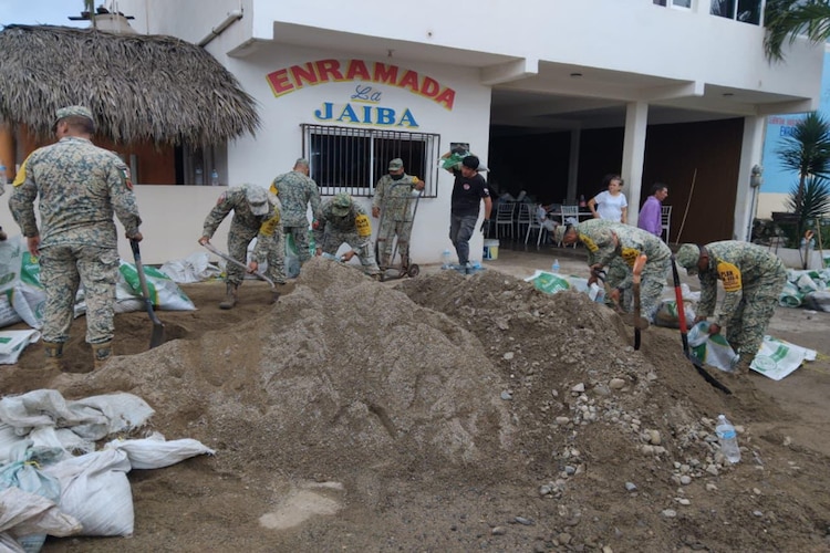 Fuerzas Armadas mantienen presencia en Michoacán ante afectaciones por el huracán "Trudy".