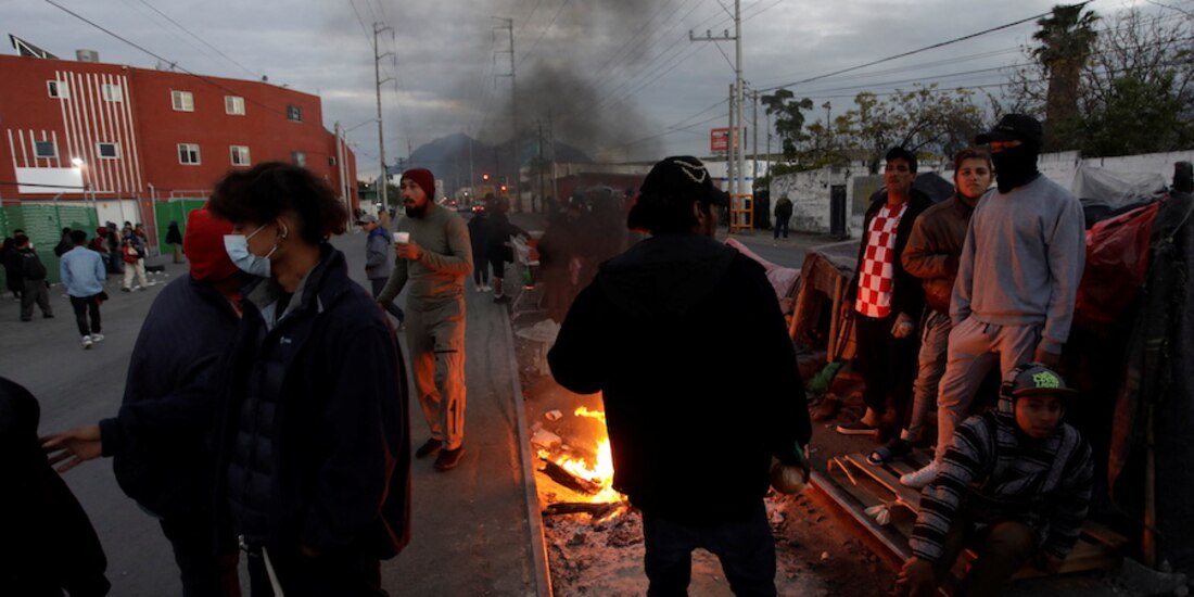 Migrantes viven en un campamento improvisado afuera de un albergue, en Monterrey, el 4 de febrero.