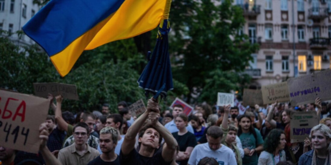 Un hombre ondea una bandera durante una protesta en Ucrania, ayer.