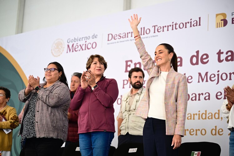 Al centro, la gobernadora Delfina Gómez y la Presidenta Claudia Sheinbaum.