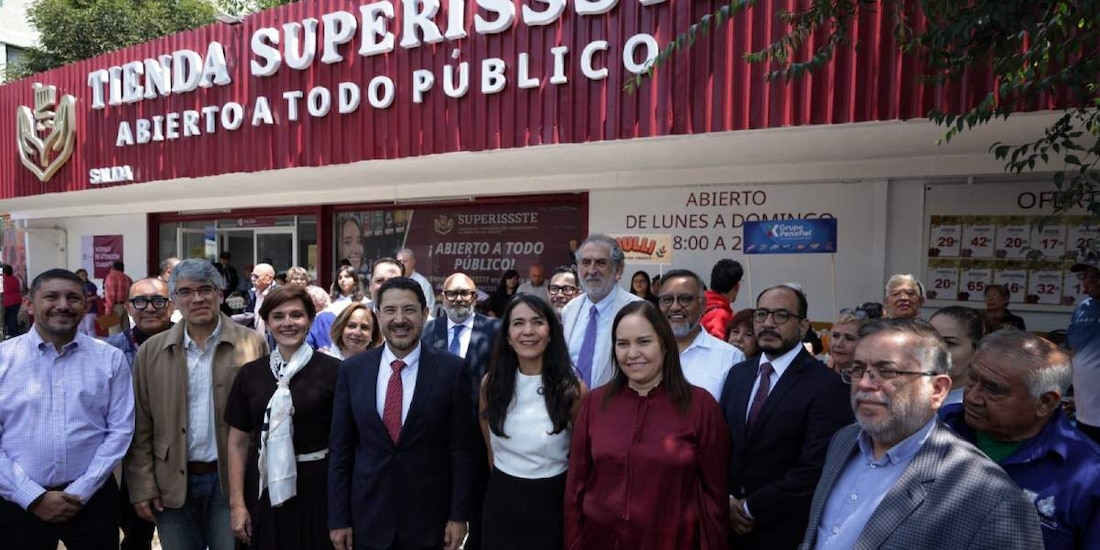 El director general del ISSSTE, Martí Batres Guadarrama, cortó el listón inaugural del nuevo establecimiento comercial.