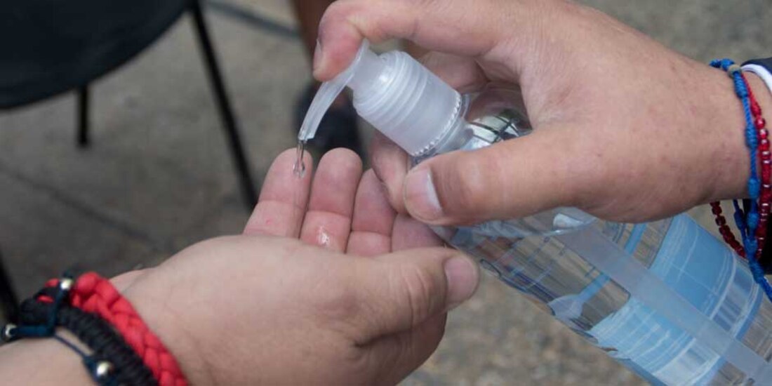 El lavado de manos y el uso frecuente de gel antibacterial ayudan a prevenir los casos de COVID-19