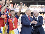 JUGADORES ibéricos levantan el título mientras Trump e Infantino se ríen el domingo pasado.