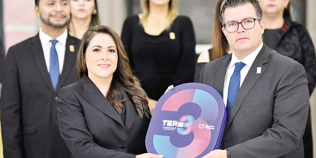 Teresa Jiménez al entregar su Informe, ayer.