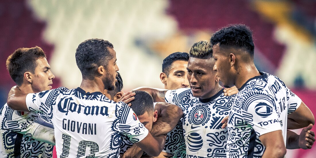 Jugadores del América celebran un gol ante Atlas en la Liga MX.