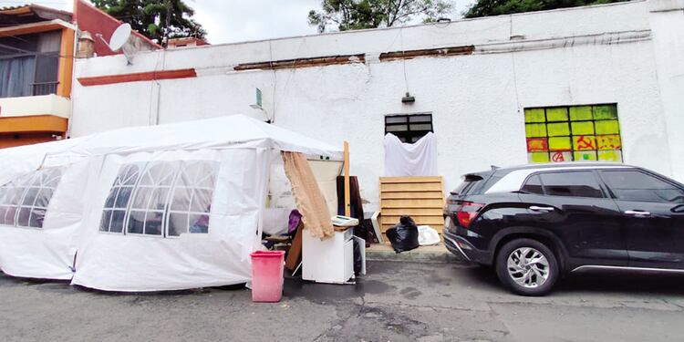 Al menos 10 familias resultaron afectadas por el desalojo del inmueble.