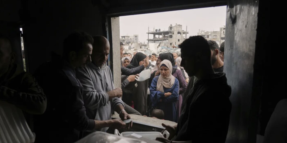 Palestinos reciben ayuda humanitaria distribuida por UNRWA, 9 de abril