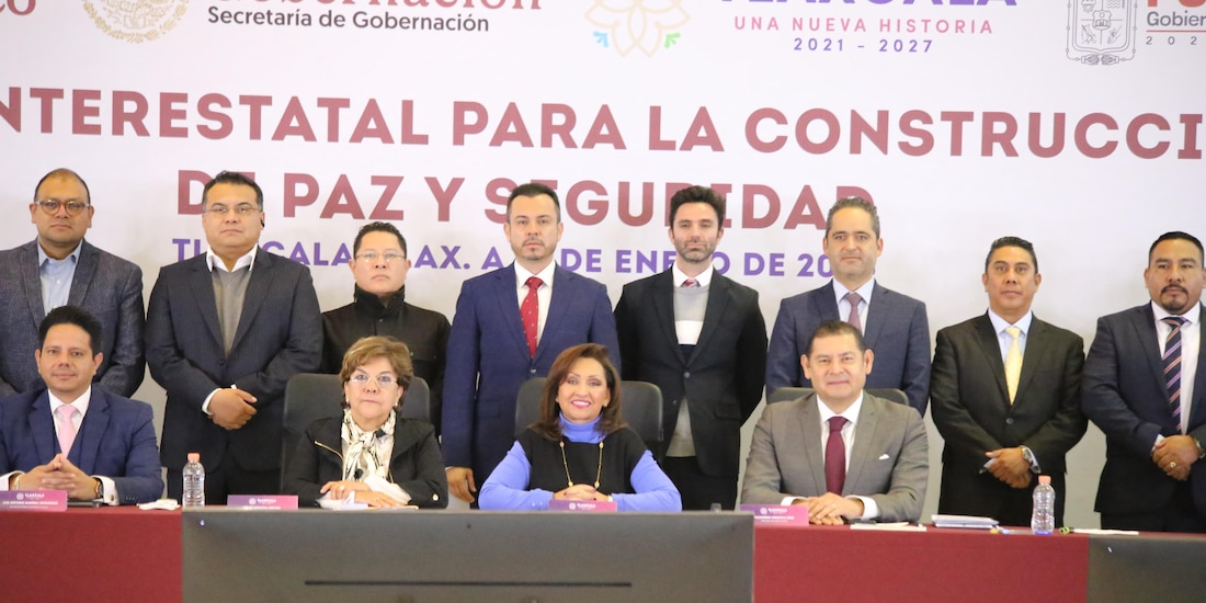 La mandataria de Tlaxcala y el gobernador de Puebla, al centro de la imagen.