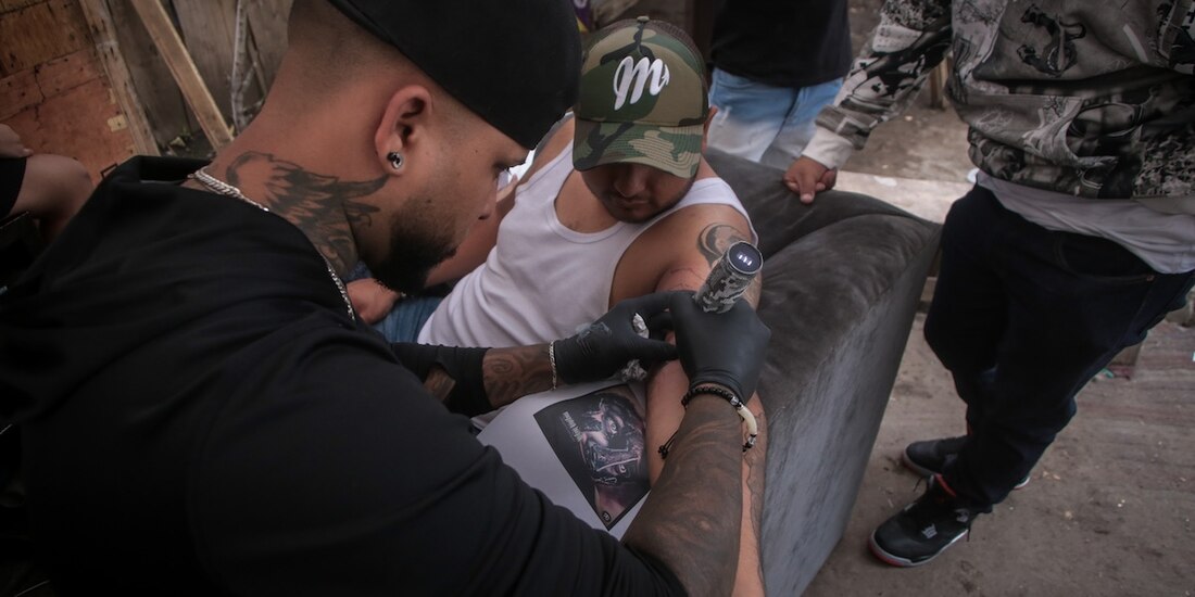 Gabriel Barreto pasó de tatuar en un campamento migrante de la CDMX a hacerlo en el sitio donde vive en Atlanta, Georgia, en Estados Unidos.