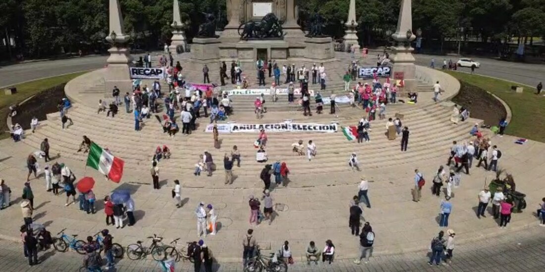 Colectivos encabezados por RECAP marchan en CDMX contra lo que llaman "farsa judicial".
