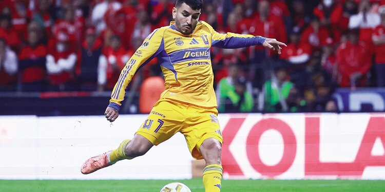 YERRO. Ángel Correa falló el último penalti de Tigres. Luis García atajó el disparo.