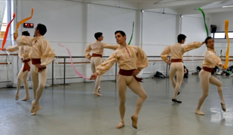 Bailarines practican uno de sus números.