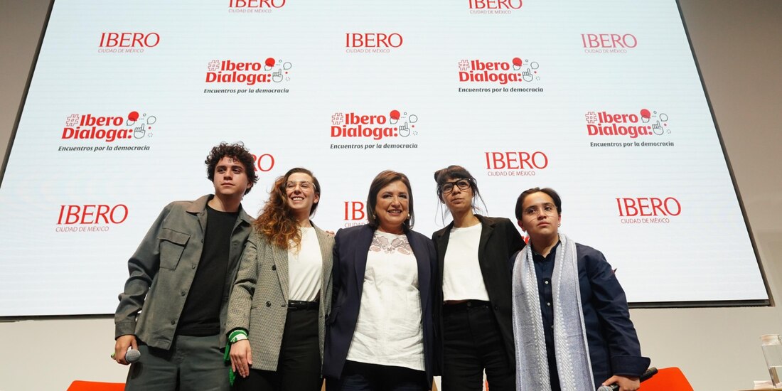 Xóchitl Gálvez Ruiz, candidata presidencial, se dirige a estudiantes y profesores en la Universidad Iberoamericana.