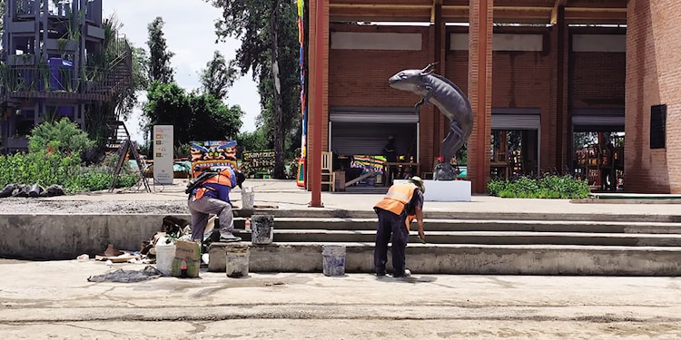 Trabajadores arreglan las escaleras del embarcadero, ayer.