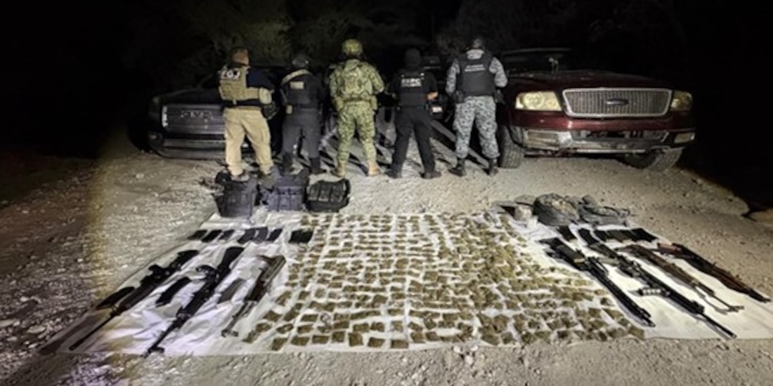 Fuerzas federales aseguraron armas, cartuchos, cargadores y vehículos durante un operativo en Ciudad Victoria, Tamaulipas.