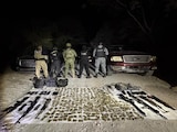 Fuerzas federales aseguraron armas, cartuchos, cargadores y vehículos durante un operativo en Ciudad Victoria, Tamaulipas.