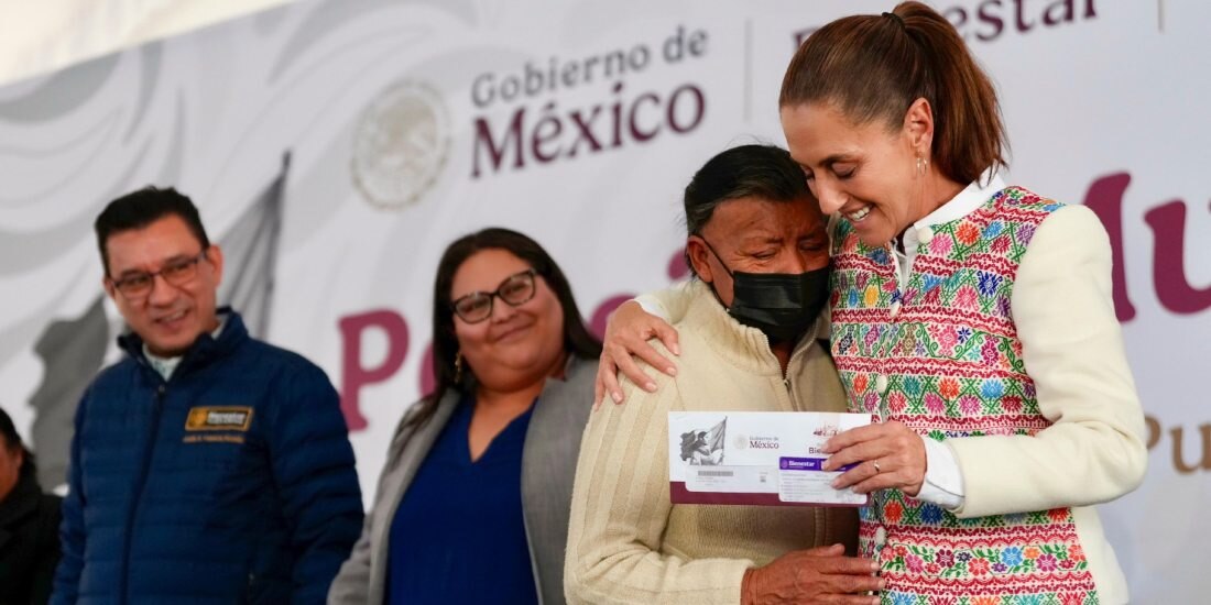 Sheinbaum encabeza entrega de tarjetas de Pensión Mujeres Bienestar en Acatzingo, Puebla.