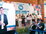 El exgobernador de Tamaulipas en línea en el acto de registro, ayer.