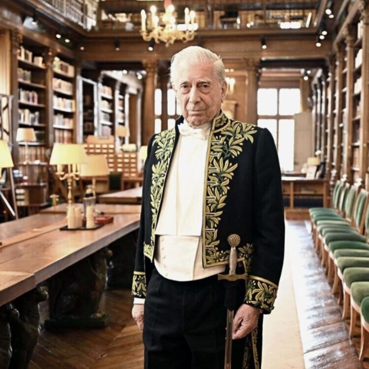 En 2023 ingresó a la Academia Francesa, convirtiéndose en el primer autor en lengua no francesa en acceder a esta institución fundada en 1635.