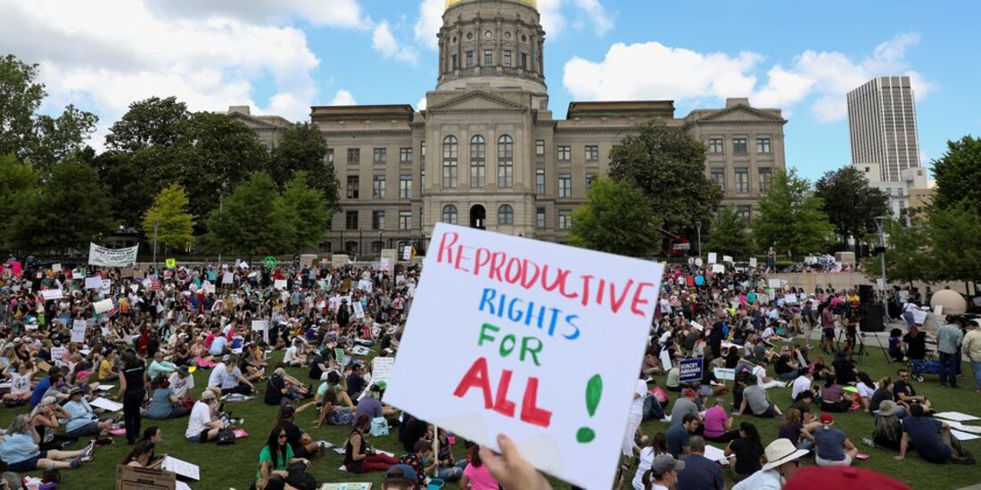 La Corte Suprema de EU avaló que en 13 estados se suspendiera el falló a favor del aborto.