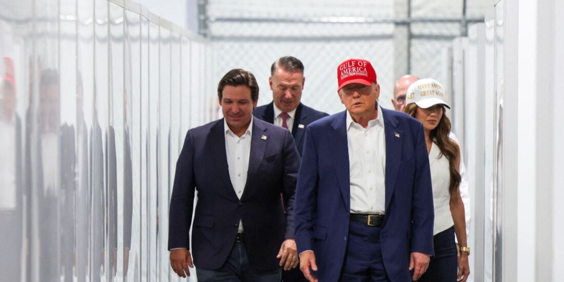 El presidente Donald Trump, el gobernador de Florida, Ron DeSantis, y la secretaria de Seguridad Nacional, Kristi Noem, ayer, en “Alligator Alcatraz”.