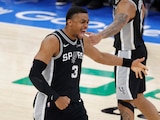 Keldon Johnson festejando un punto durante el partido.