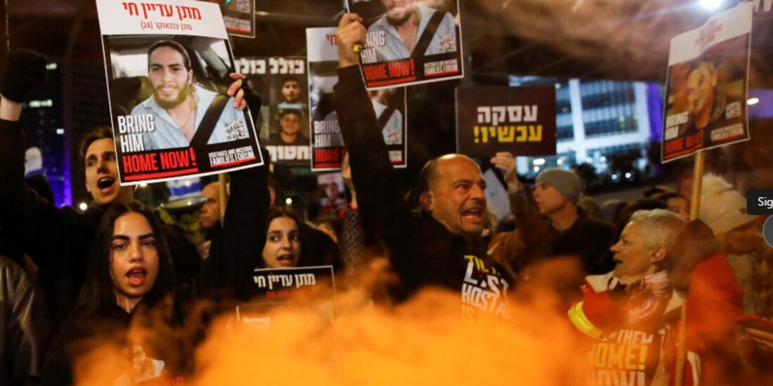 Familiares de las víctimas exigen el retorno inmediato de todos los rehenes tras nuevos amagos por parte de los terroristas, ayer.