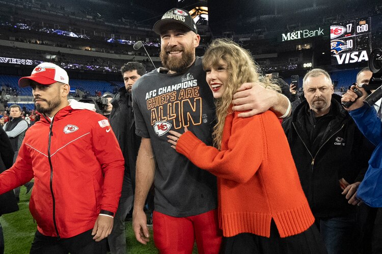 Taylor Swift y el jugador Travis Kelce, tras el campeonato de la AFC ante los Ravens de Baltimore, el 28 de enero.