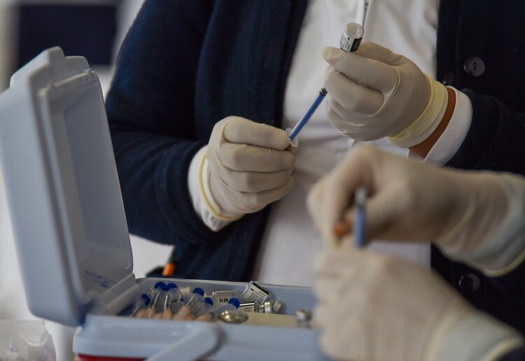 La Cofepris pidió a la población evitar la administración indiscriminada de cualquier vacuna contra COVID-19.