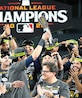 Christian Yelich celebra con sus compañeros y el trofeo, ayer.