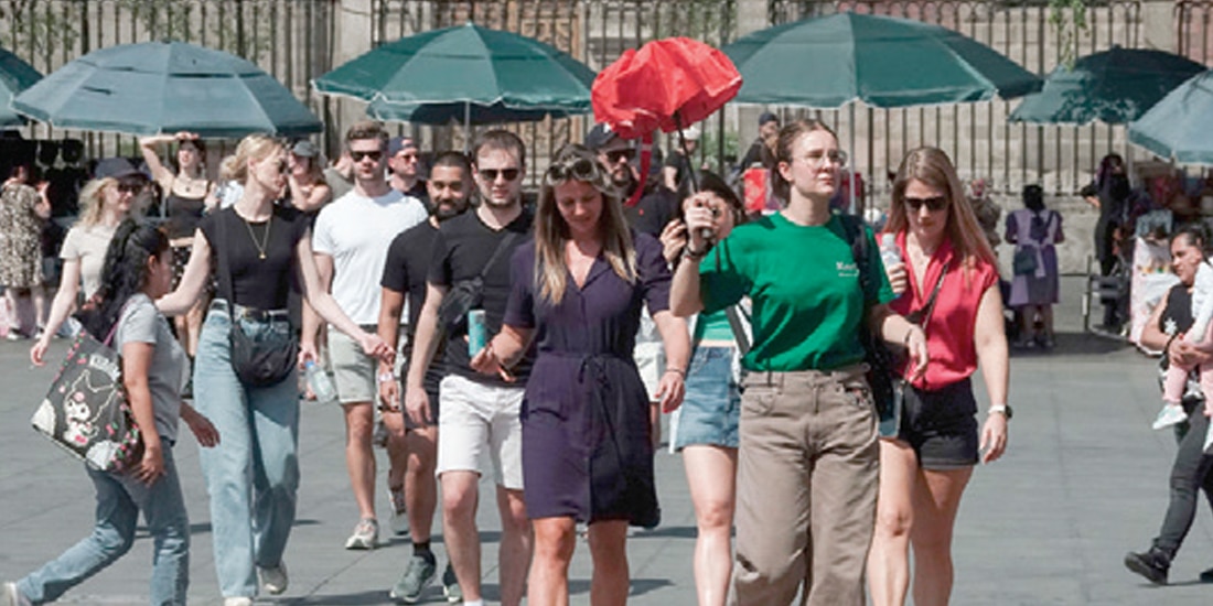 TURISTAS EXTRANJEROS pasean en el
Zócalo capitalino, en febrero