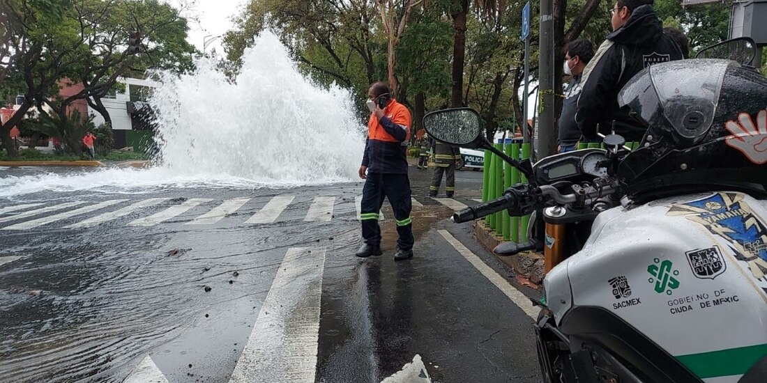 Fuga de agua en la CDMX, debe ser reportada de inmediato.