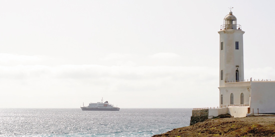 Vista del crucero MV Hondius anclado en un puerto de Praia, Cabo Verde, el lunes.