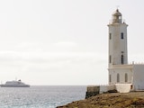 Vista del crucero MV Hondius anclado en un puerto de Praia, Cabo Verde, el lunes.