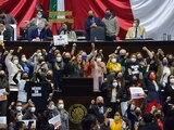 Diputados de oposición protestan, ayer, en la Cámara alta.