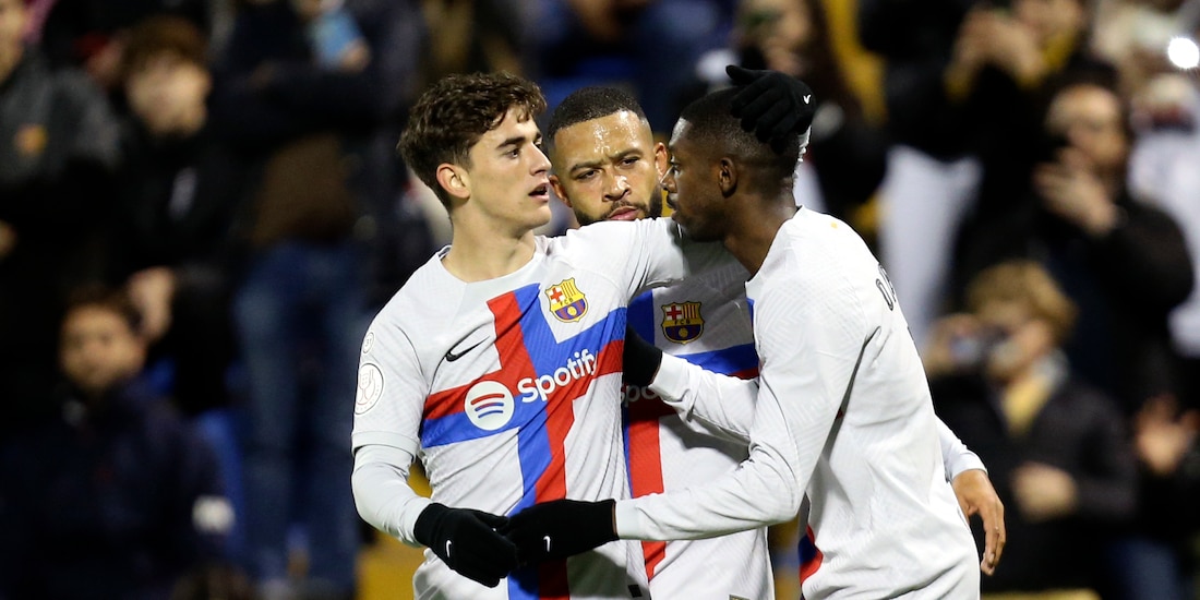 Ousmane Dembele (derecha) celebra con Gavi (izquierda) y Memphis Depay tras marcar un gol ante el Intercity en la Copa del Rey, el 4 de enero de 2023, en Alicante.