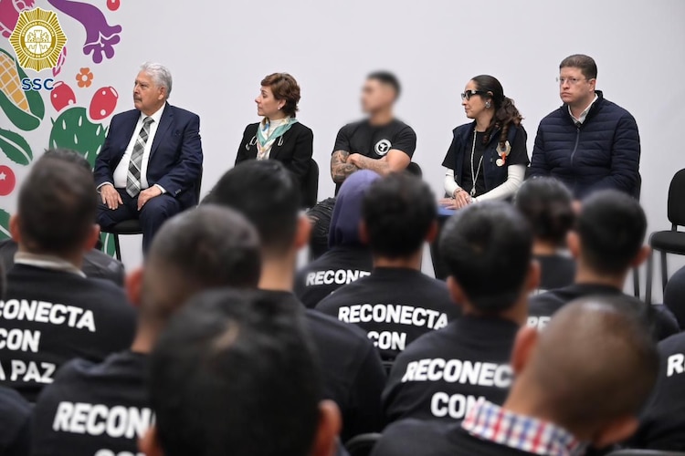 Autoridades de la SSC, encabezadas por Pablo Vázquez Camacho, entregan reconocimientos a los 72 graduados del Programa Reconecta con la Paz.