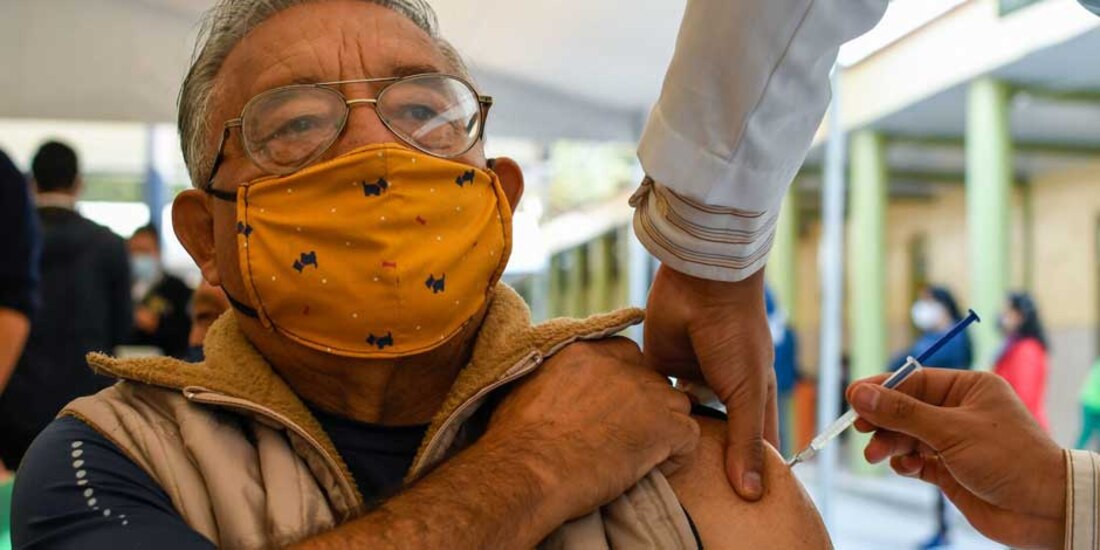 Un adulto mayor recibe en su brazo izquierdo la vacuna contra COVID-19
