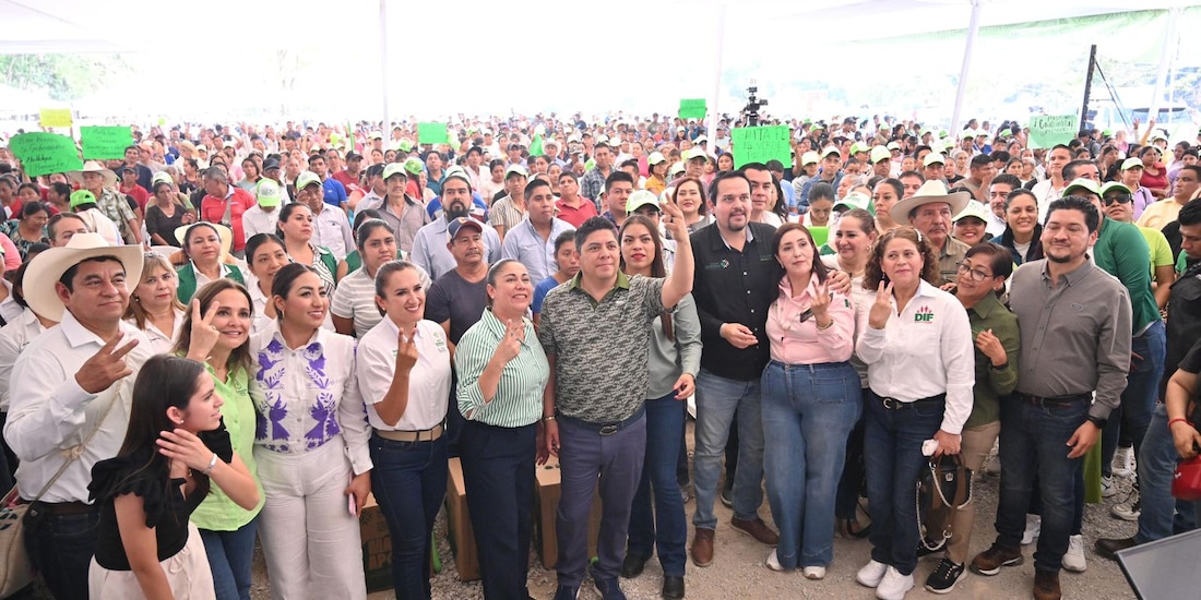 Al centro de la imagen, el Gobernador constitucional de la entidad.