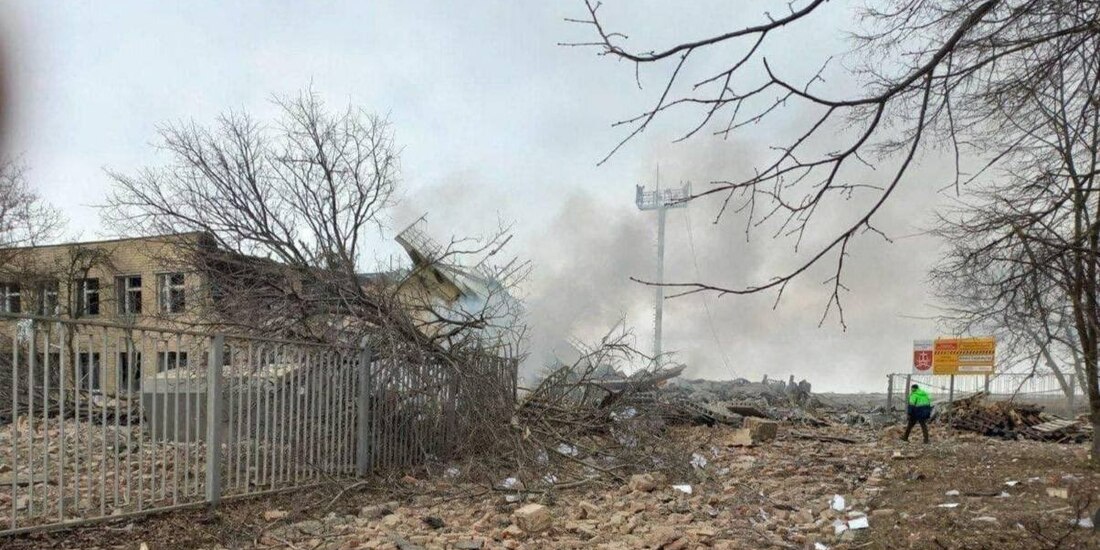 Volodimir Zelenski, presidente de Ucrania, denunció la destrucción total de un aeropuerto.