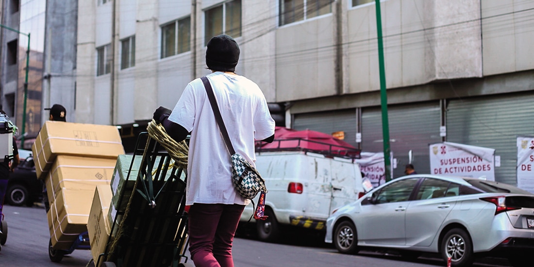 Un hombre retira en “diablito” productos de Plaza Izazaga 89, en diciembre.