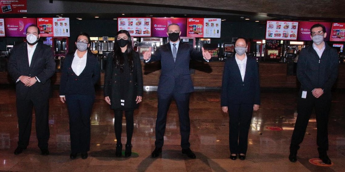 El alcalde de Cuajimalpa, Adrián Rubalcava recorre Cinemex Santa Fe, en la CDMX.