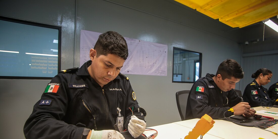 Ingenieros de Semar, en la producción de equipos.