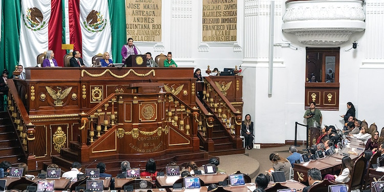 La Jefa de Gobierno, Clara Brugada, emite su mensaje en el pleno del Congreso capitalino ante legisladores, autoridades locales y federales, ayer.