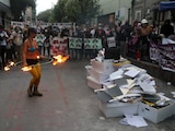 Feministas, ayer, con los expedientes de la CNDH.