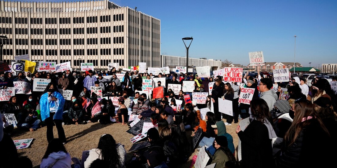 Manifestantes contra posibles redadas del ICE.