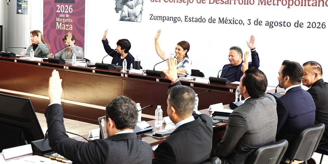 Clara Brugada (segunda de der. a izq.), ayer, durante la sesión ordinaria.
