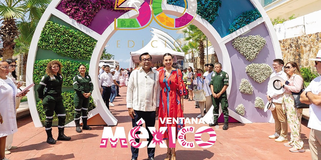 Los secretarios de Turismo Simón Quiñones y Josefina Rodríguez Zamora, ayer